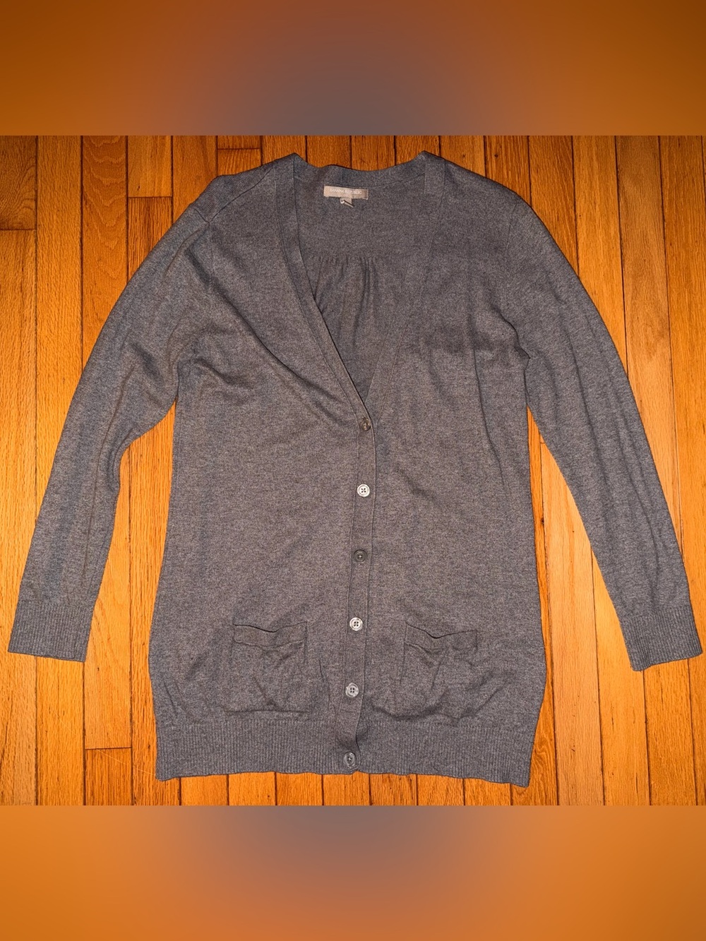 Women’s Banana Republic gray cardigan size medium buttons pockets EUC classic
